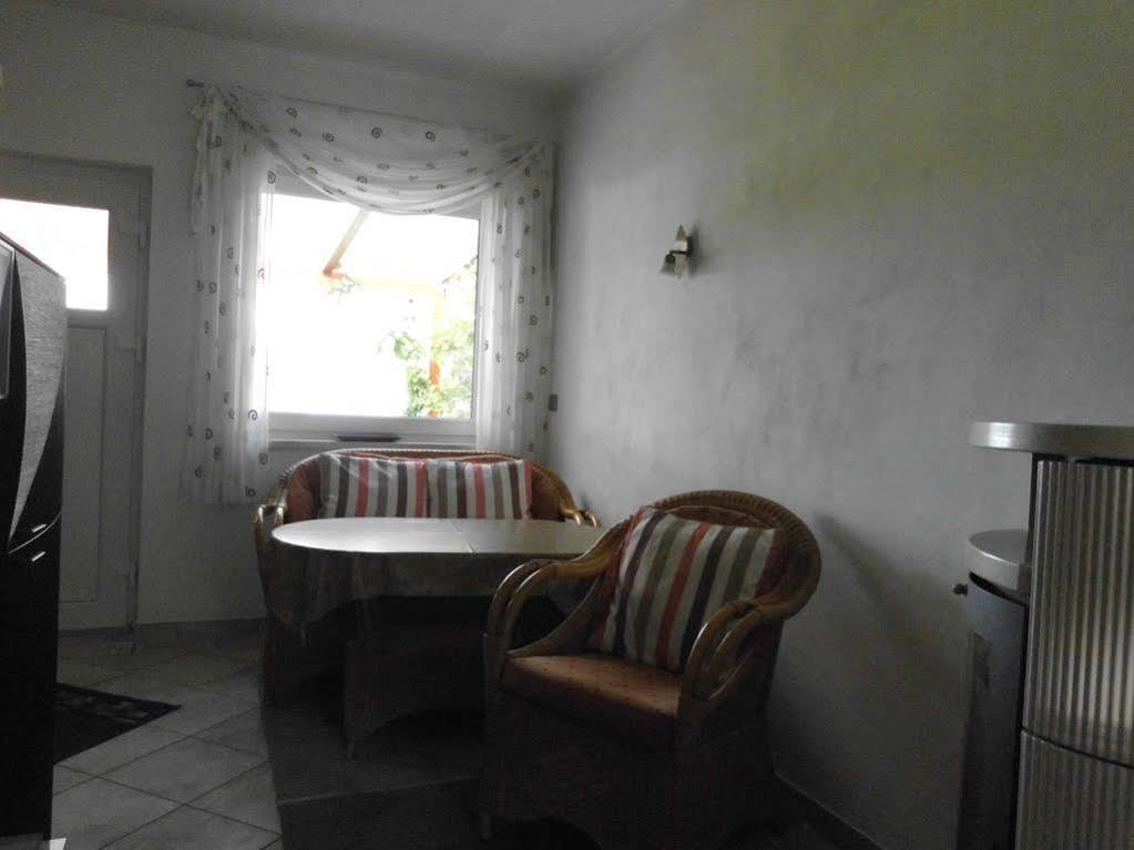 Bungalow Idylle Am See 네우루핀 외부 사진